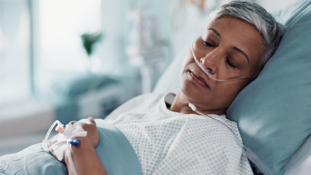 médico, goteo y mujer mayor en el hospital