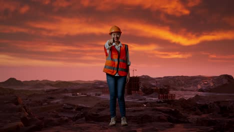 ingeniera señalando el sitio de construcción durante la puesta del sol