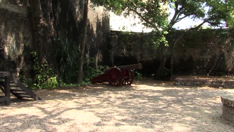 cañón colonial en cartagena, colombia