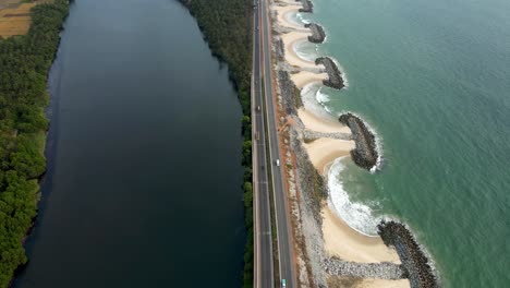 carretera costera con río y rompeolas