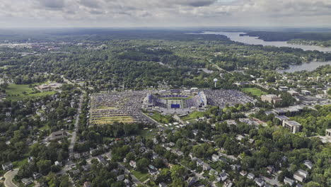 Annapolis,-Maryland,-Luftaufnahme-Eines-Wohnviertels-Mit-V11-Überflug,-Aufgenommen-Mit-Dem-Navy-Marine-Corps-Memorial-Stadium-Und-Blick-Auf-Admiral-Heights-Und-Den-Severn-River-–-Aufgenommen-Mit-Mavic-3-Pro-Cine-–-September-2023