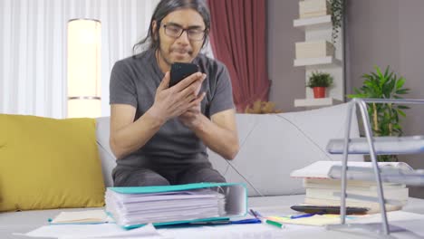 el hombre aburrido con el trabajo juega en el teléfono y distrae.