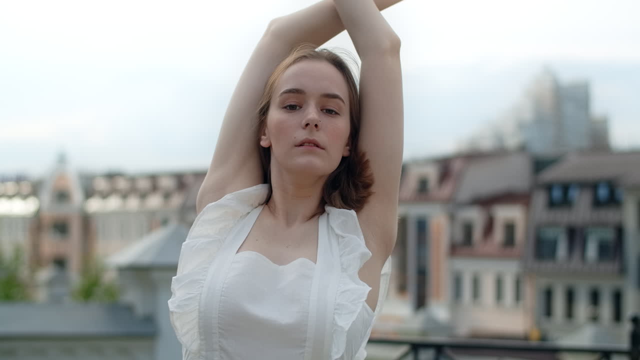 mujer bailando en la ciudad