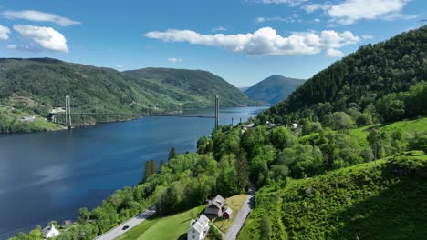 Brücke-Vom-Festland-Bergen-Zur-Insel-Osteroy,-Gesehen-Vom-Nahe-Gelegenen-Hügel-In-Der-Nähe-Der-Straße-E16