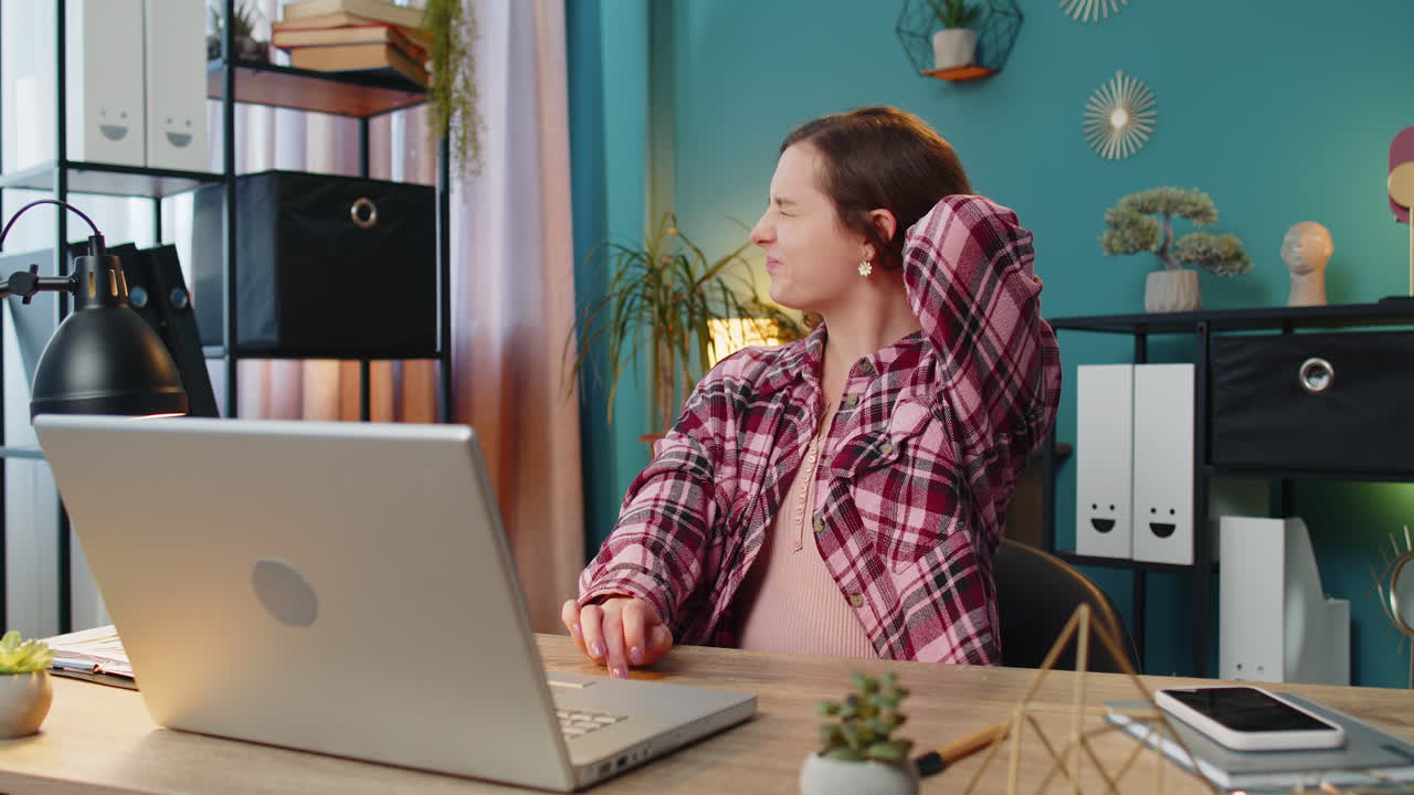 mujer de negocios cansada sufre de dolor muscular en la columna vertebral y el cuello en el hogar, la oficina, el lugar de trabajo, el exceso de trabajo