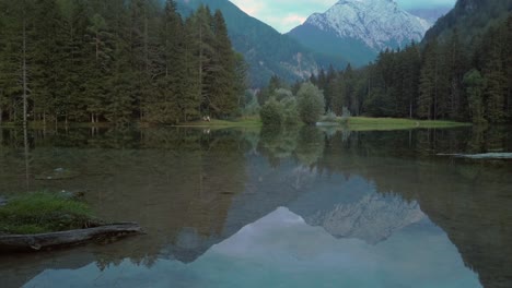 Cordillera-Alpina-Que-Se-Refleja-En-El-Lago-Planesar-O-Planesarsko-Jezero-En-Jezersko,-Eslovenia-En-Otoño,-Toma-Panorámica