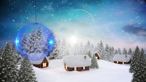decoración de baubles azules colgando contra la nieve que cae sobre el paisaje de invierno