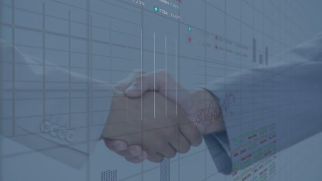 animación de múltiples gráficos y tableros de negociación sobre investigadores caucásicos estrechando la mano