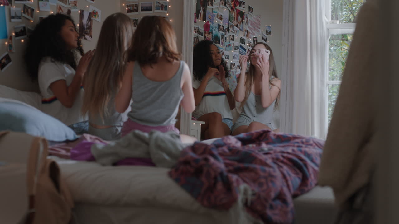 adolescentes felices tomando fotos selfie juntas usando teléfonos inteligentes mejores amigas posando disfrutando haciendo caras pasando el rato en casa compartiendo el fin de semana en las redes sociales