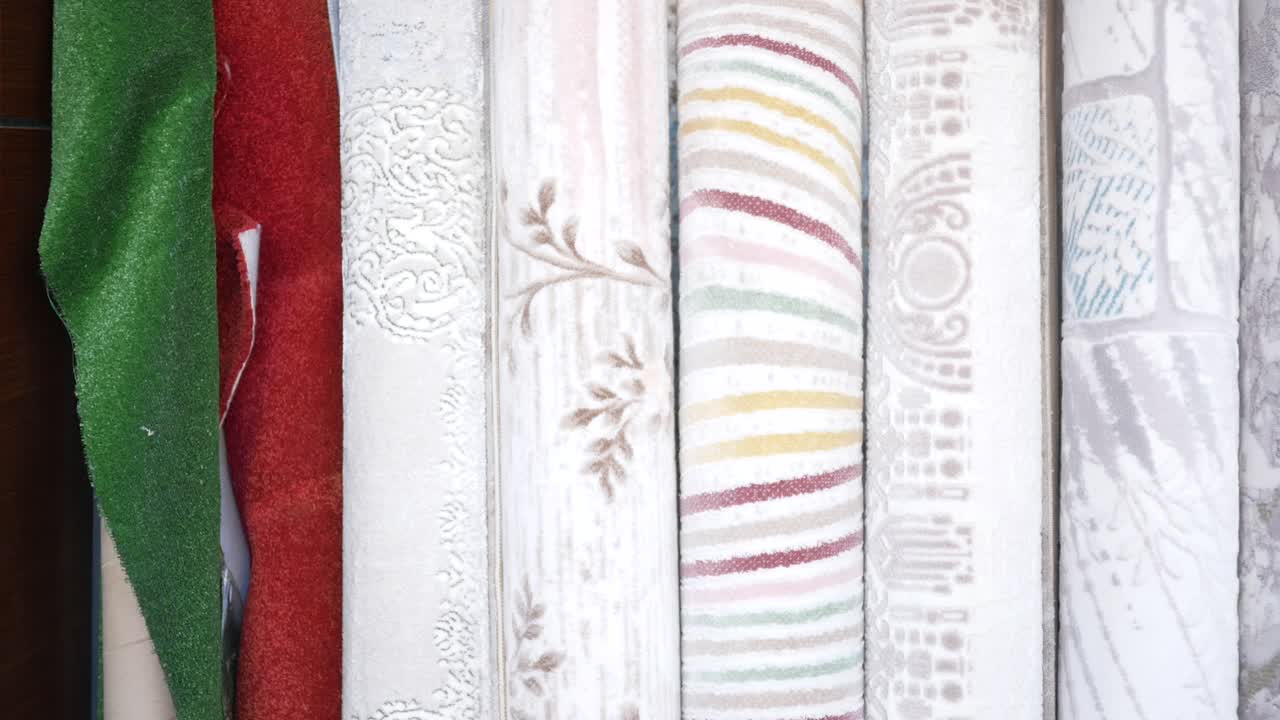 una variedad de alfombras enrolladas en exhibición en una tienda