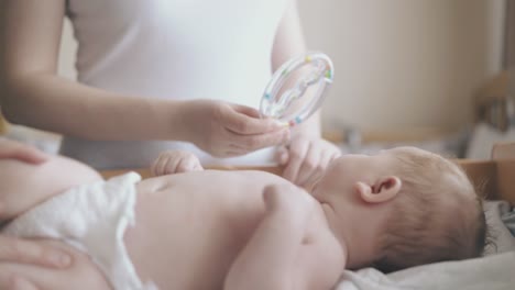 Adorable-Hijo-Pequeño-Con-Pañal-Blanco-Yace-En-La-Mesa-Para-Cambiar-Pañales