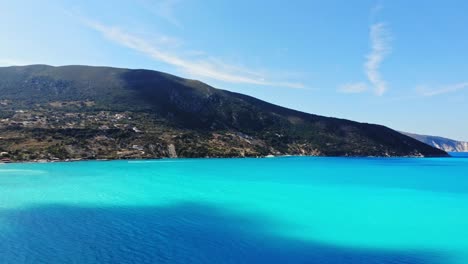 impresionante océano azul de la playa de agia kiriaki en grecia - toma aérea de drones