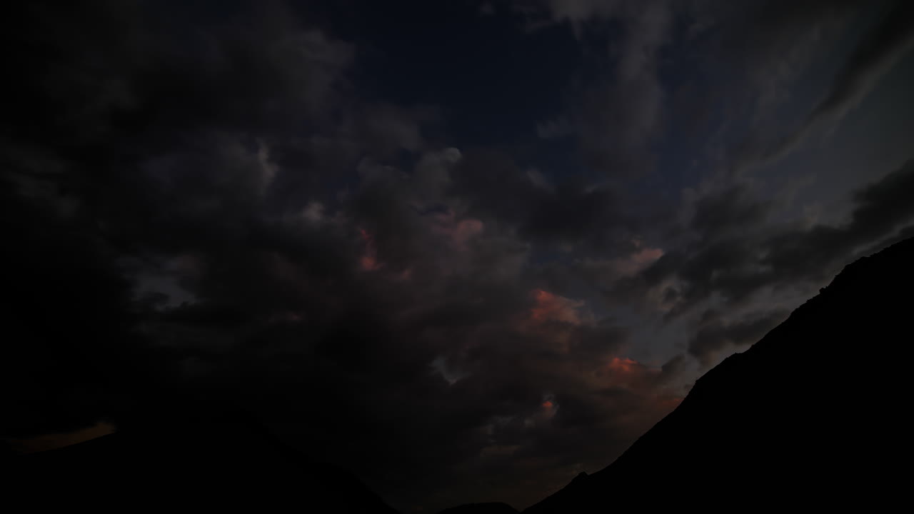 자연에서 황금시간 후 주황색과 어두운 밤구름 이동 - 상향식 시간 경과