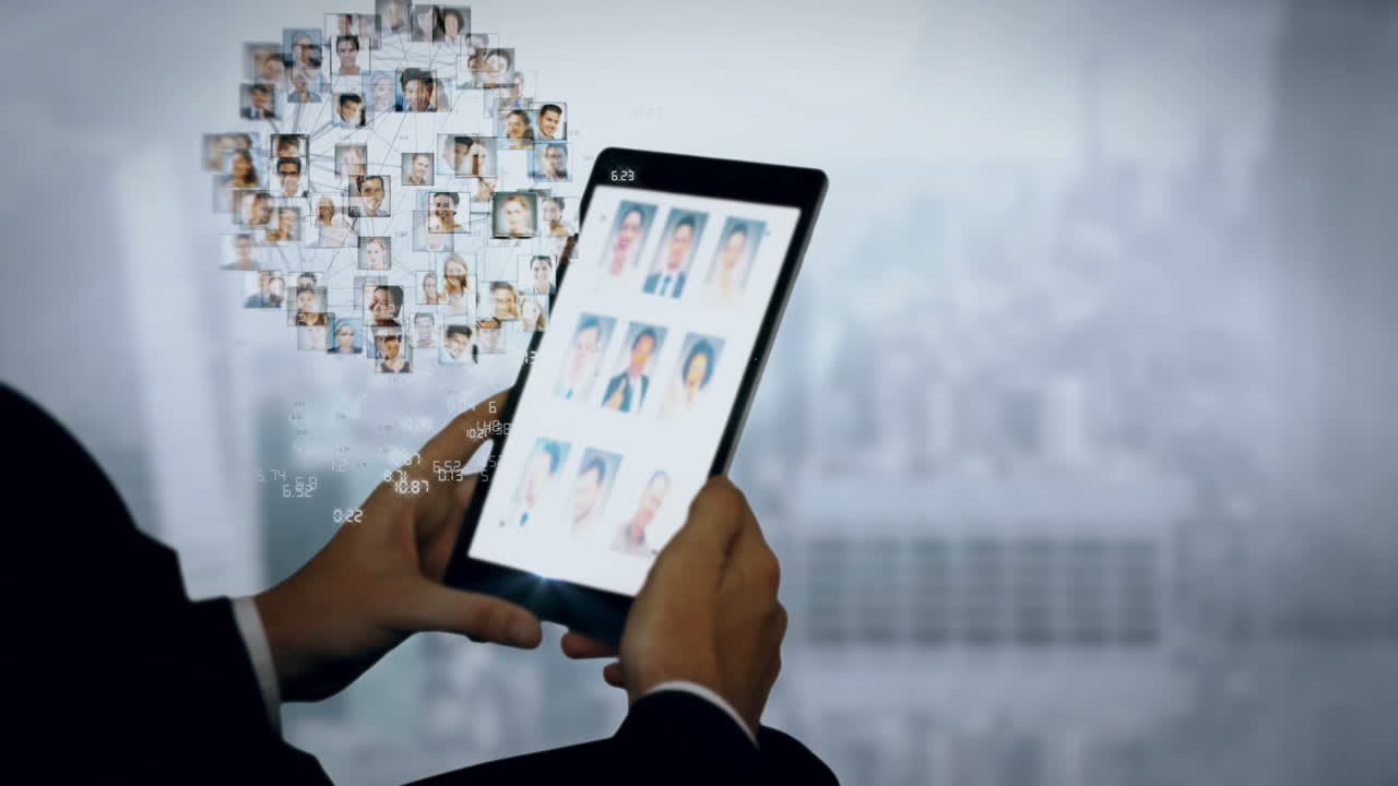 hombre de negocios usando una tableta con animación digital