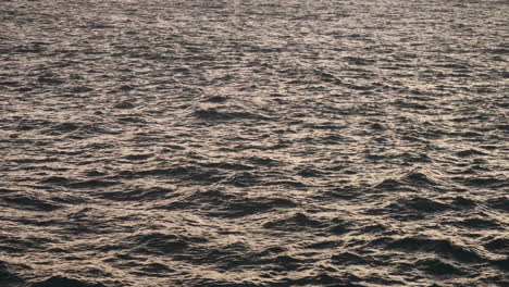 Mar-Abierto-Ondulado-Con-El-Sol-Reflejándose-En-él-A-última-Hora-De-La-Tarde-Desde-Malta-Continental-Hasta-Gozo