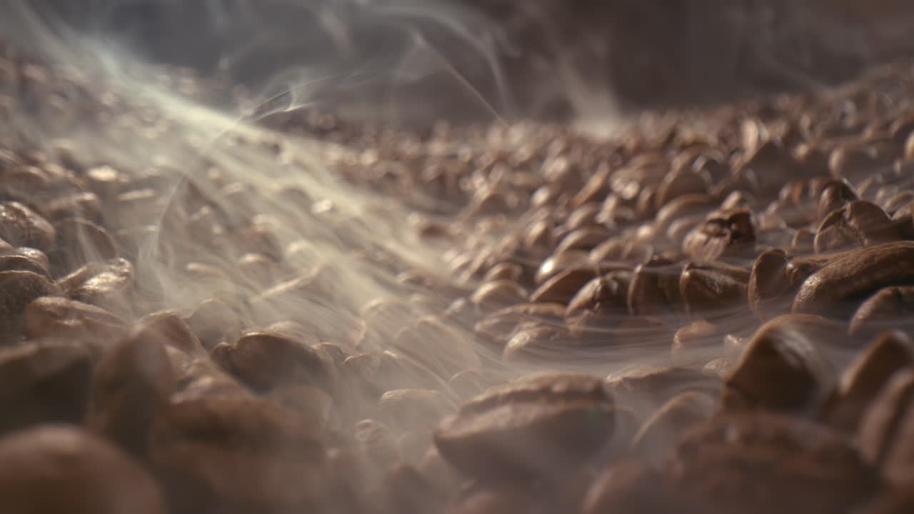 커피 씨 ⁇ 의 가까운. 향기로운 커피  ⁇ 은 구워진 연기가 커피  ⁇ 에서 나온다.