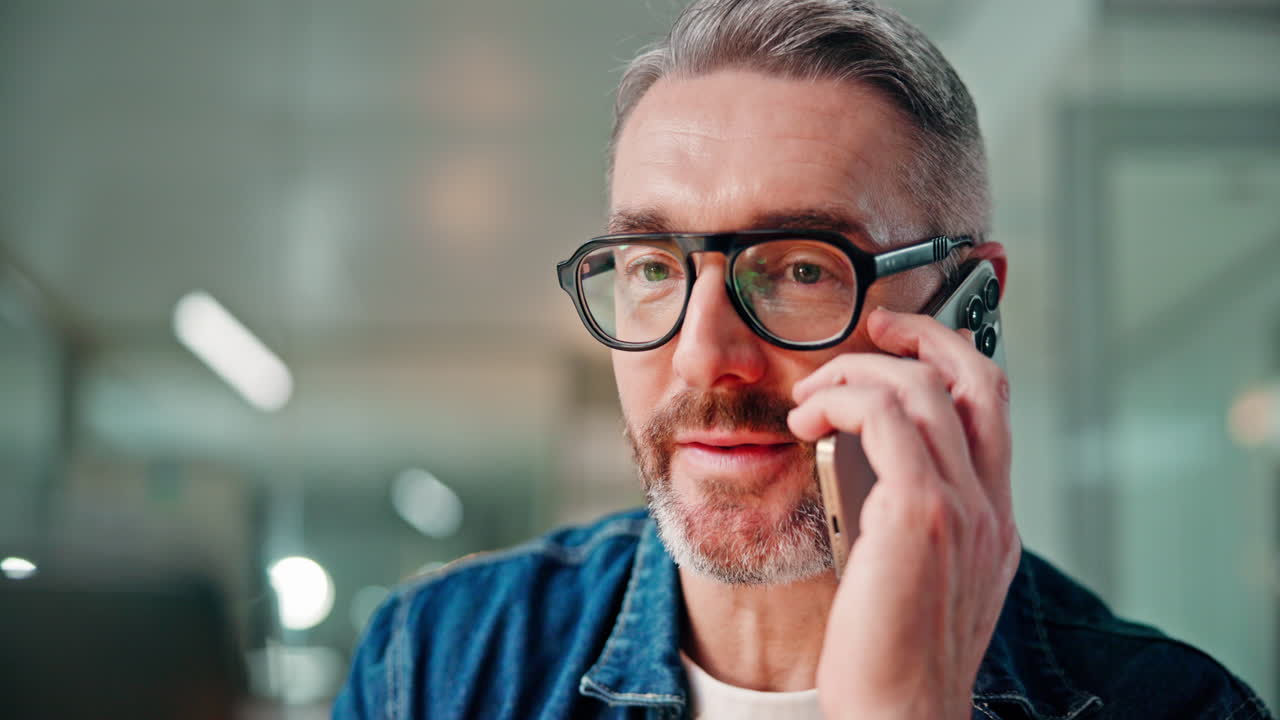 Mand i en telefonsamtale
