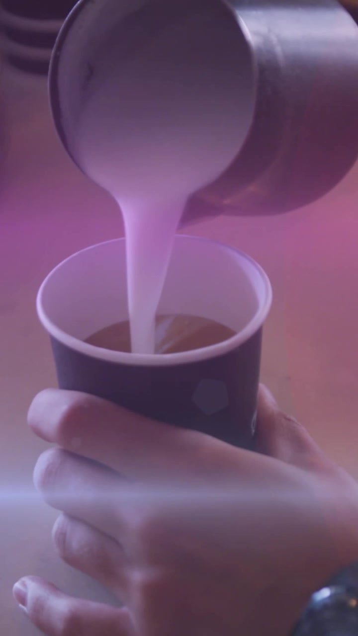 Animazione di punti luce su un uomo caucasico che versa latte nel caffè