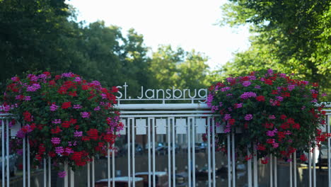 Coloridos-Ramos-De-Flores-En-La-Barandilla-Del-Puente-St-Jansbrug-En-Gouda,-Países-Bajos