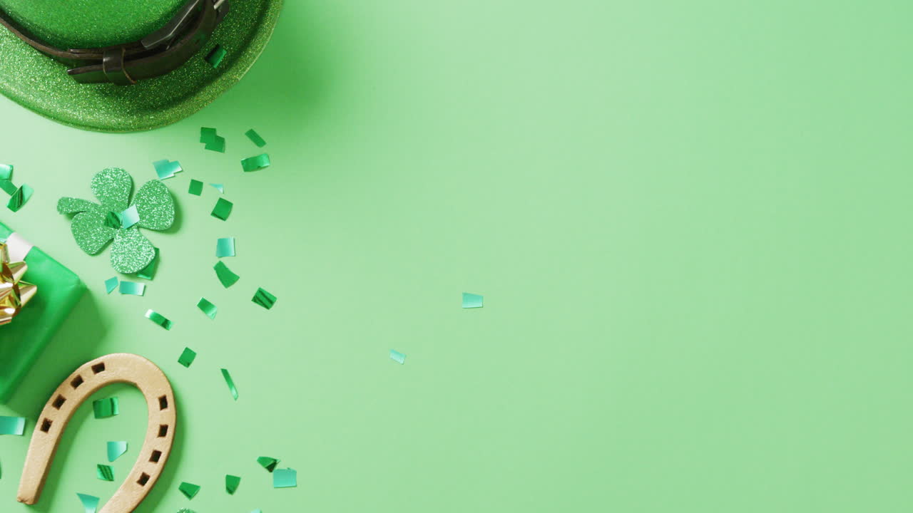 video de la hoja de trébol verde de san patricio, herradura, sombrero con espacio de copia sobre fondo verde