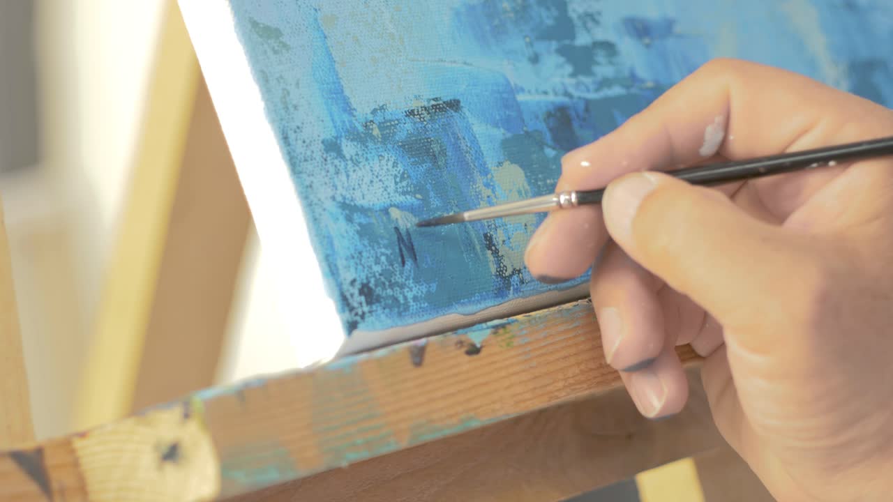 작가는 완성된 그림에 자신의 이름을 서명합니다. 실시간