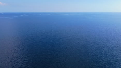 Impresionante-Vista-Aérea-Panorámica-De-Las-Hermosas-Aguas-Del-Océano-De-La-Naturaleza-Con-Corrientes-En-La-Distancia