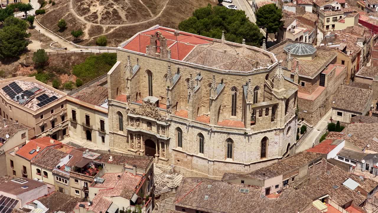 Vista aerea di una chiesa storica e di una città