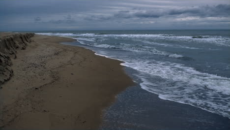 Beautiful-sea-beach-landscape-background-in-evening-dark.-Waves-crashing-shore.