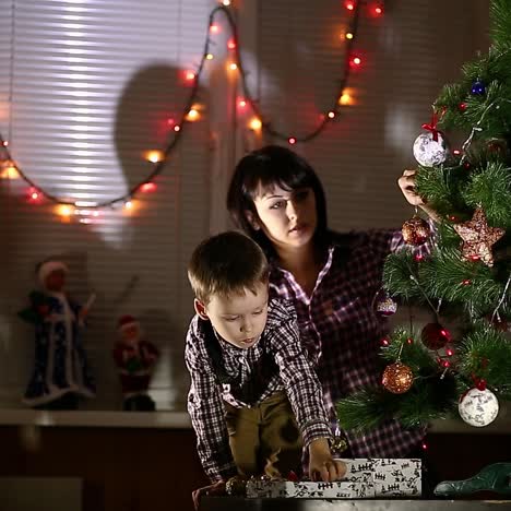 familia decorando el árbol de navidad