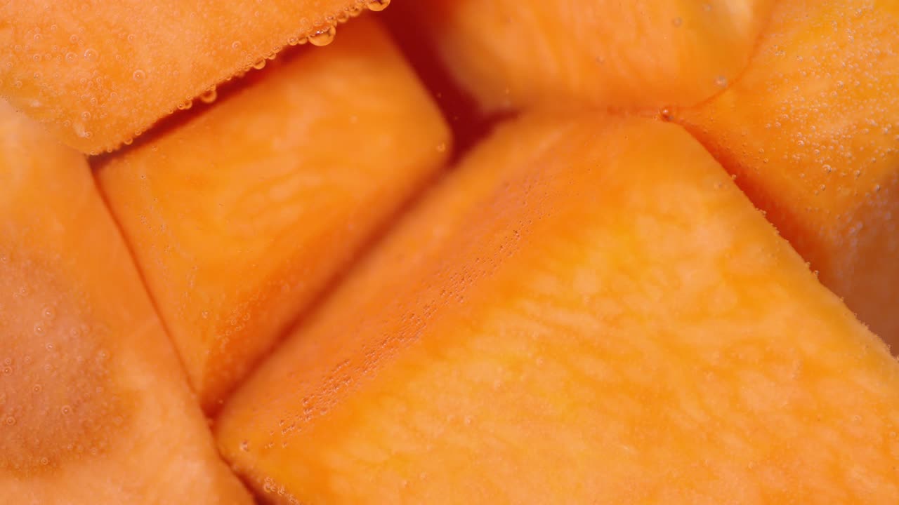 zanahorias naranjas frescas bajo el agua.