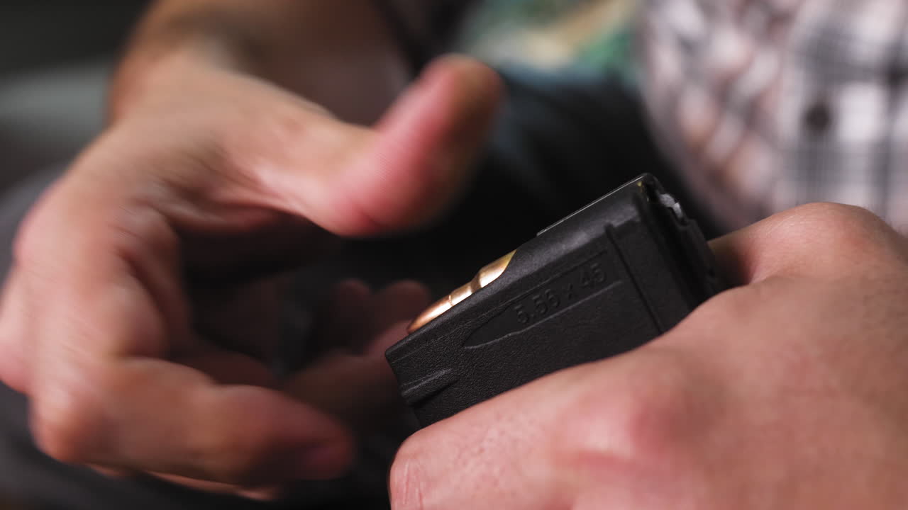 hombre cargando ar 15 balas en una revista en cámara lenta