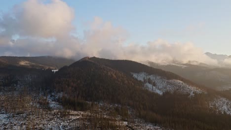 Impresionantes-Paisajes-De-Las-Montañas-Tatra-Durante-La-Temporada-De-Invierno-En-Polonia