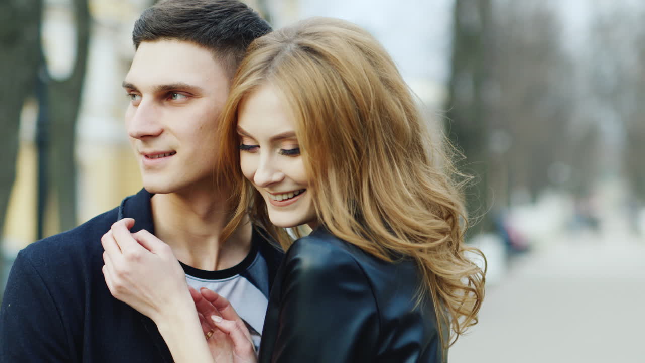 молодые люди смеются, удивленно глядя по сторонам