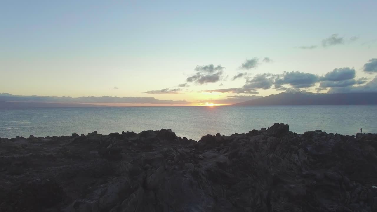 maui puesta de sol volar sobre piscinas rocosas de marea drone 4k, más amplio