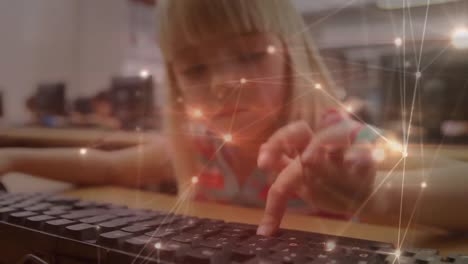 red brillante de conexiones contra la chica caucásica que usa computadora en la escuela