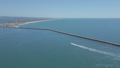barco a alta velocidad que transportaba turistas a una isla desierta en el algarve