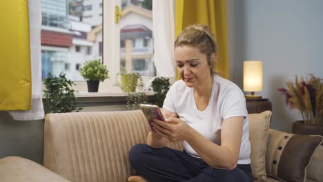 Woman-texting-with-happy-expression.