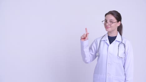 feliz joven hermosa mujer doctor