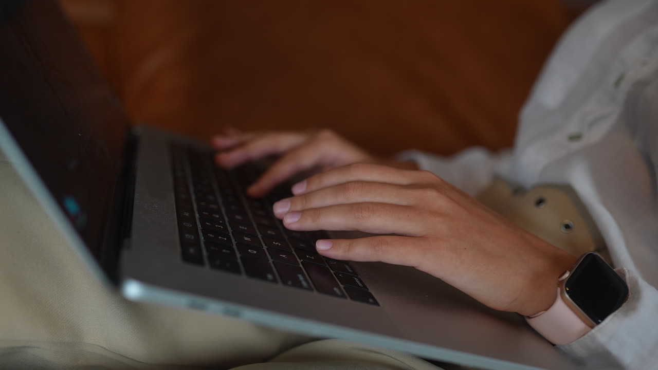 persona escribiendo en una computadora portátil