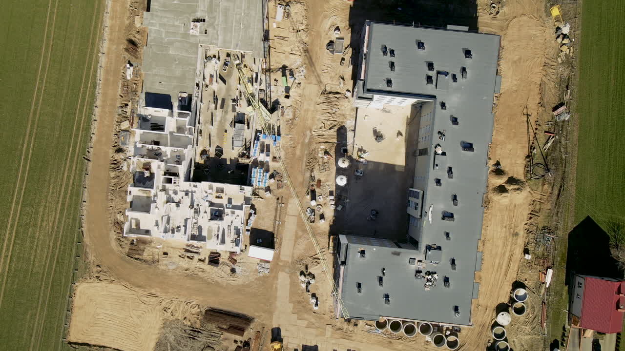 arriba hacia abajo de una estructura en construcción en el campo cerca de lubawa, polonia