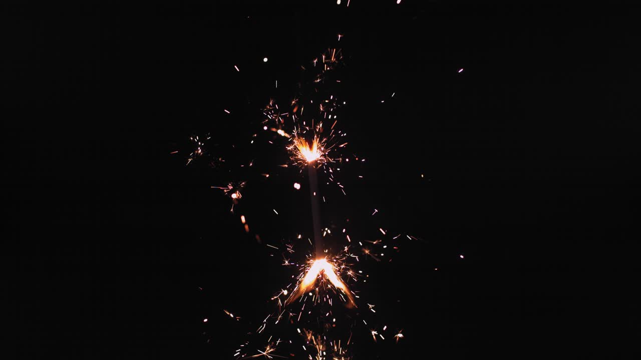 el fuego de bengala está ardiendo brillante sobre un fondo negro.