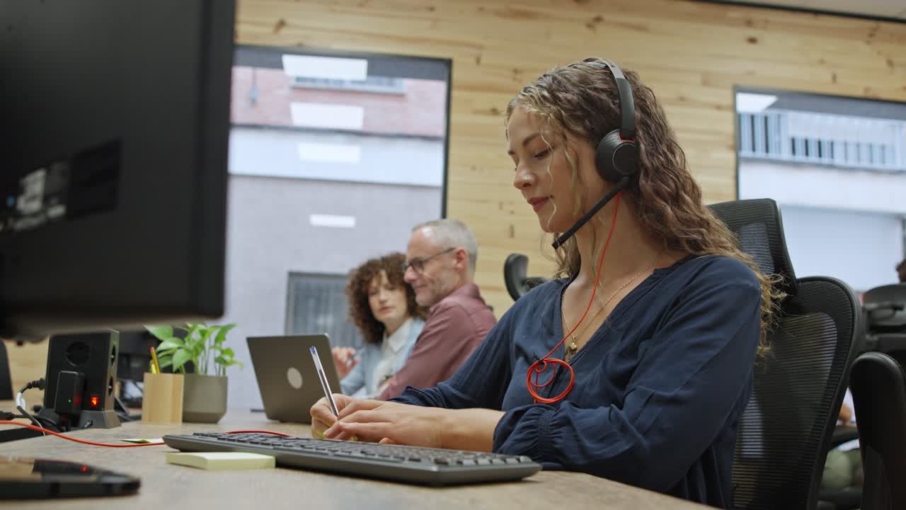 mujer trabajando en un escritorio en la oficina