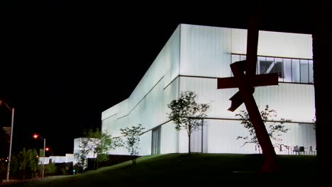 un edificio moderno está iluminado y brilla desde el interior 5