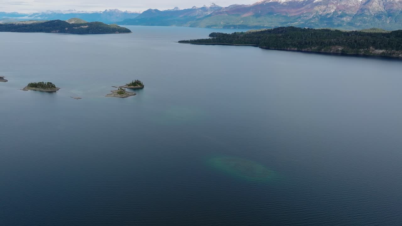 inclinación aérea hacia arriba desde la vista del tranquilo y pintoresco lago nahuel huapi para revelar la extensión de las aguas del lago