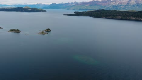 Inclinación-Aérea-Desde-La-Vista-Del-Tranquilo-Y-Pintoresco-Lago-Nahuel-Huapi-Para-Revelar-La-Extensión-De-Las-Aguas-Del-Lago