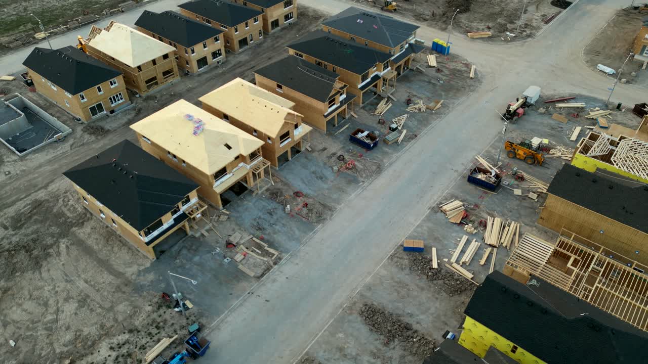 órbita de drones de construcción suburbana con casas de 2 pisos, sin tejas o techo
