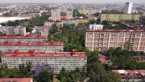 Rückwärtsaufnahme-Des-Wohnheims-In-Tlatelolco,-Grünflächen,-Mexiko-Stadt