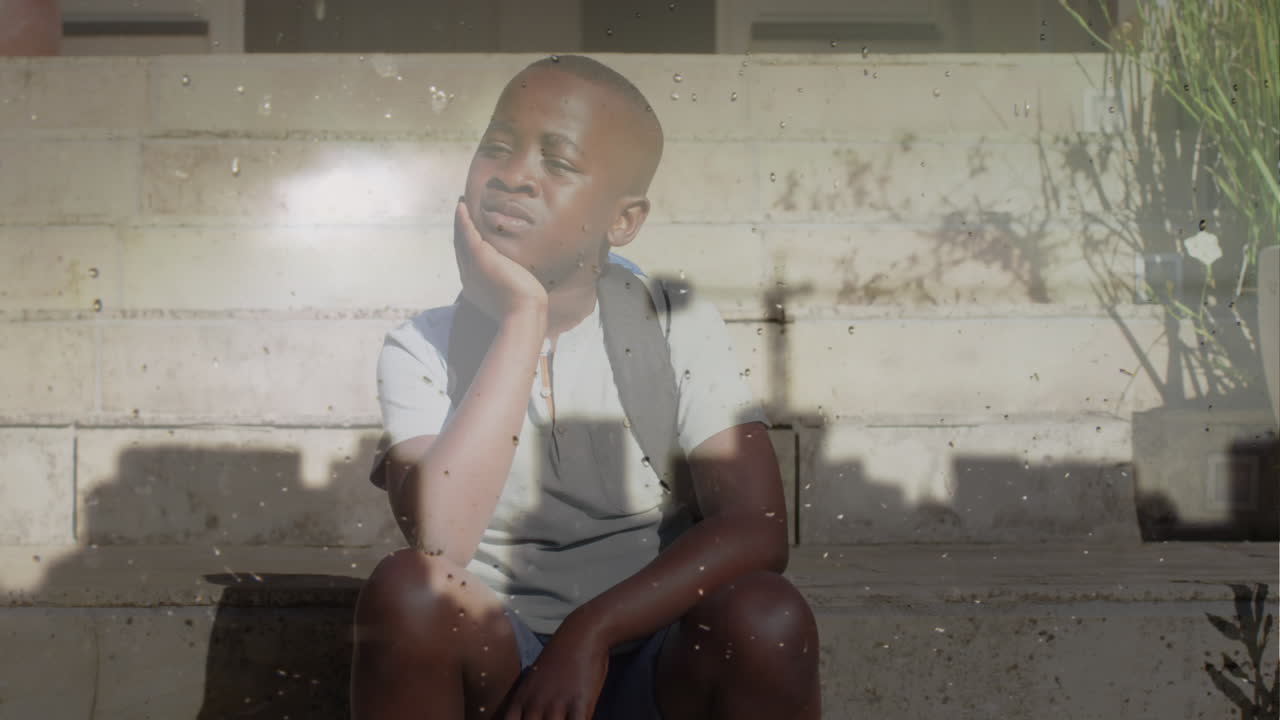 animación del paisaje urbano sobre un triste niño afroamericano sentado en las escaleras