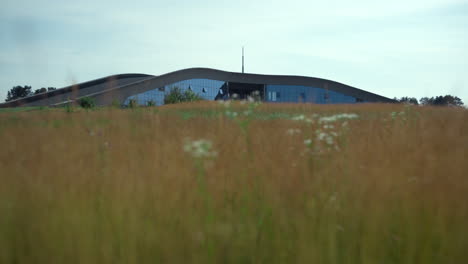 Modernes-Golf-Country-Club-Gebäude-In-Der-Sommerlandschaft.-Blick-Auf-Die-Ländliche-Landschaft.