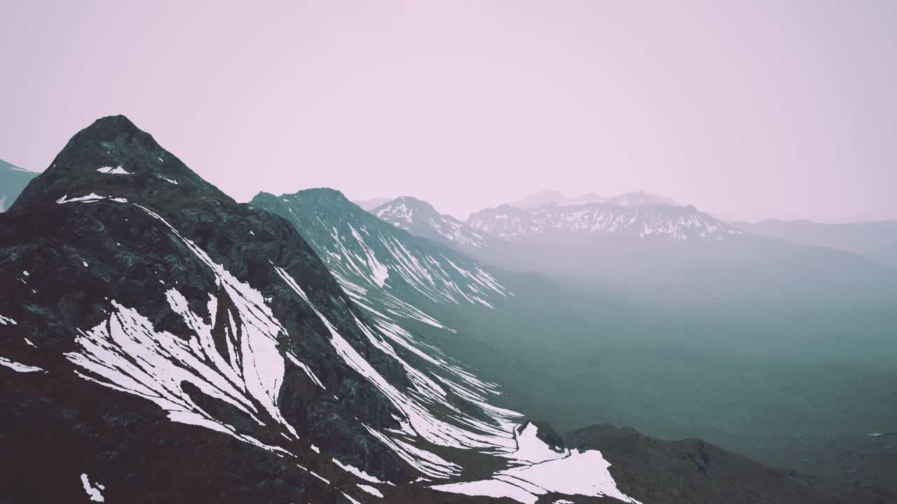 uma vista incrível de cima através de nuvens para altas montanhas nevadas